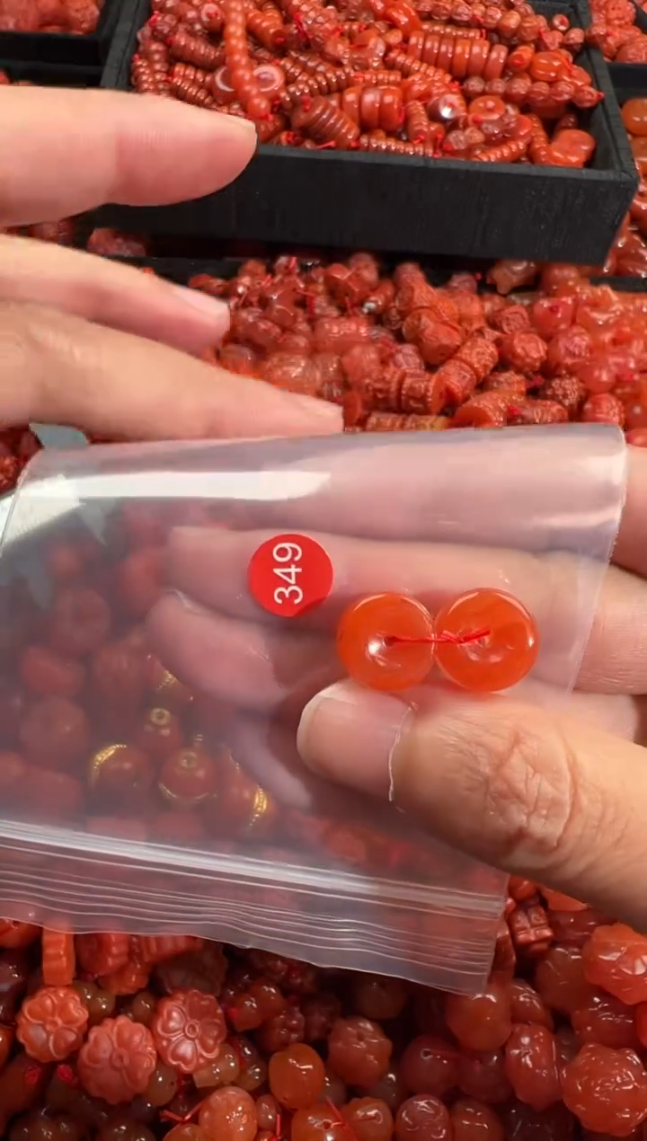 南红玛瑙未镶嵌颈饰1