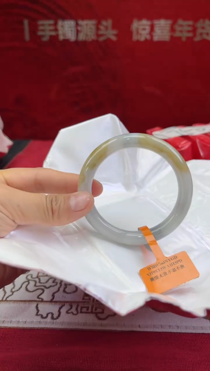 【闪购商品】翡翠手镯未镶嵌6翡翠手镯(微瑕）