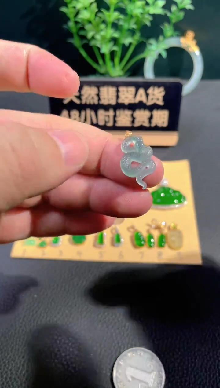 颈饰18K金镶嵌翡翠翡翠