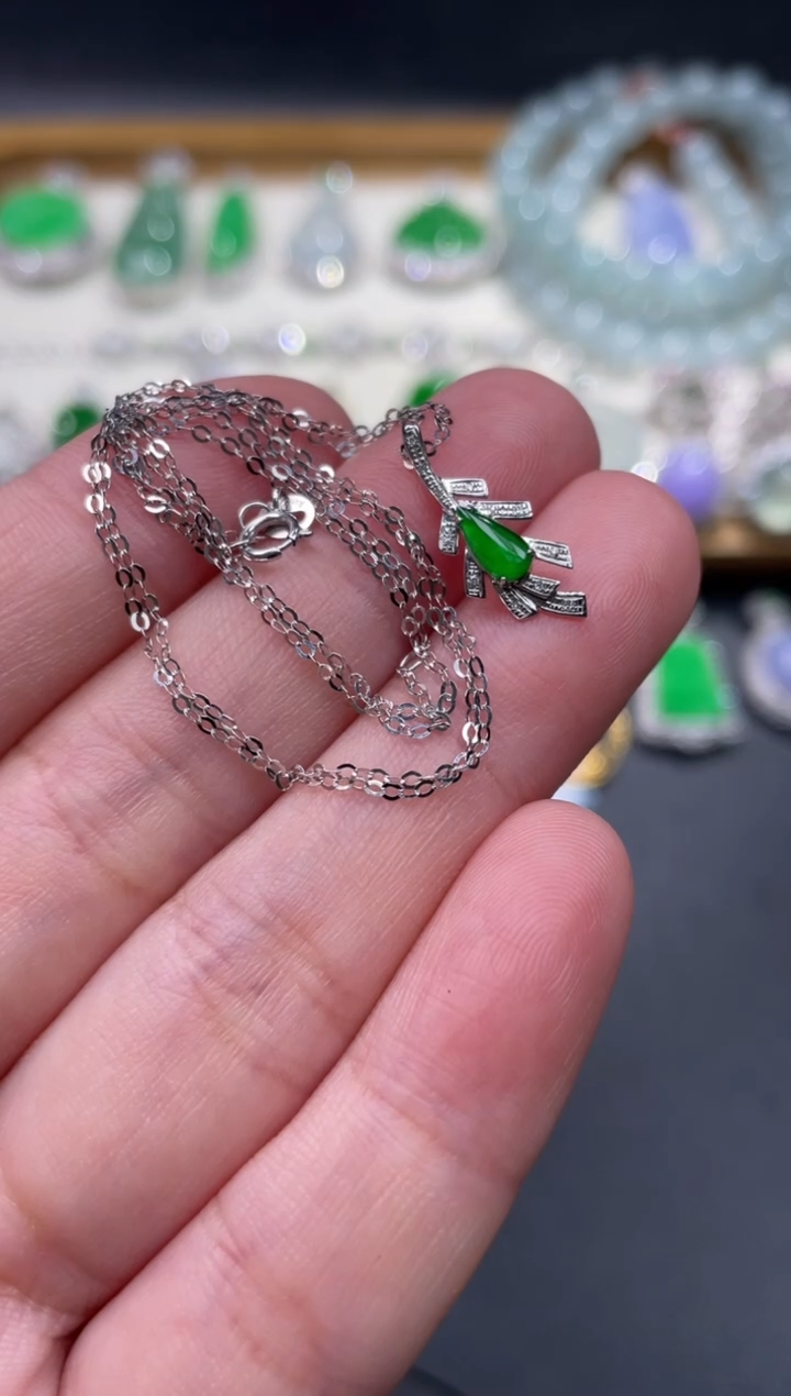 【闪购商品】翡翠颈饰18K金镶嵌96........