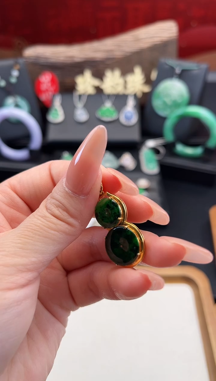 翡翠18K金镶嵌颈饰吊坠