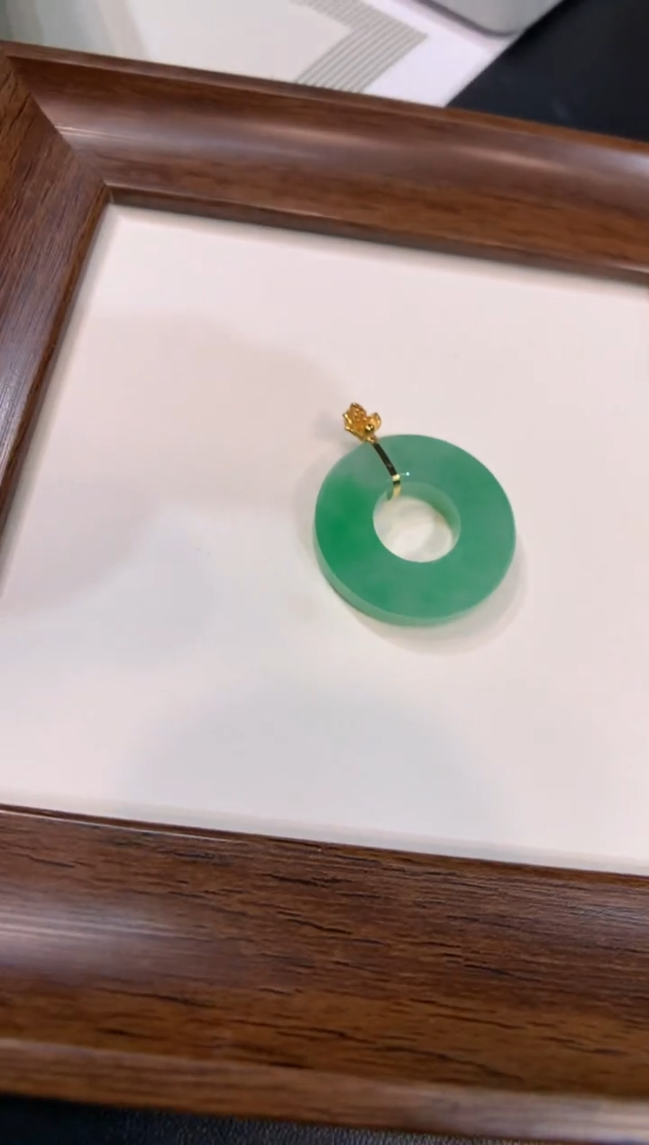 颈饰18K金镶嵌翡翠甜甜圈 