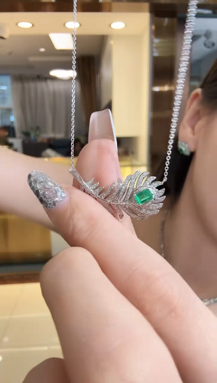 18K金镶嵌项链祖母绿0.35ct