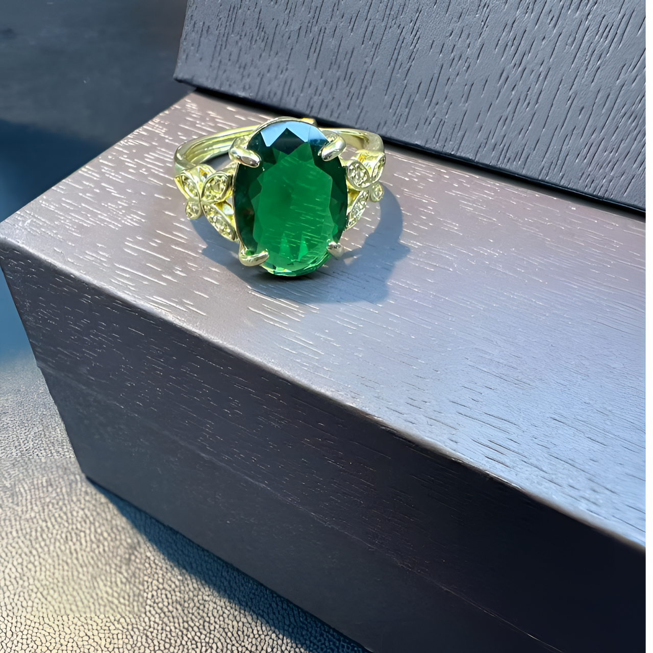 高定— 鸽子蛋绿祖母色戒指（Z005）