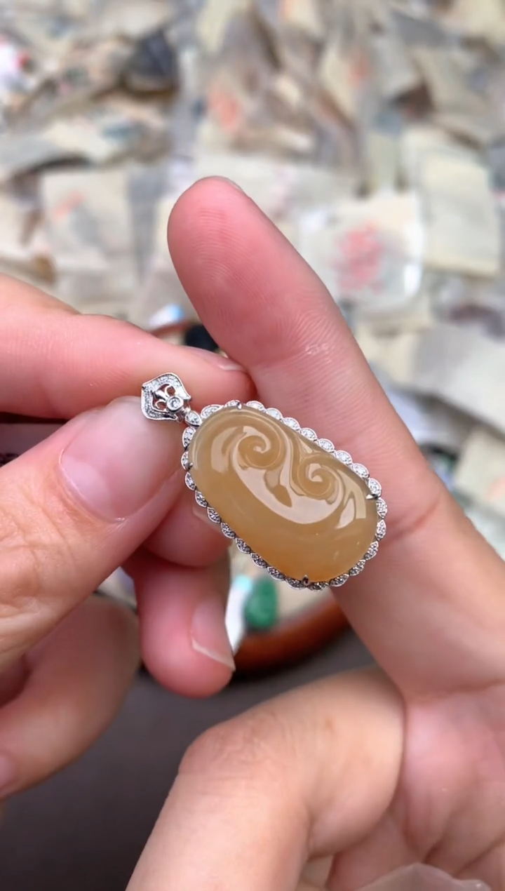 18K金镶嵌挂件翡翠   —