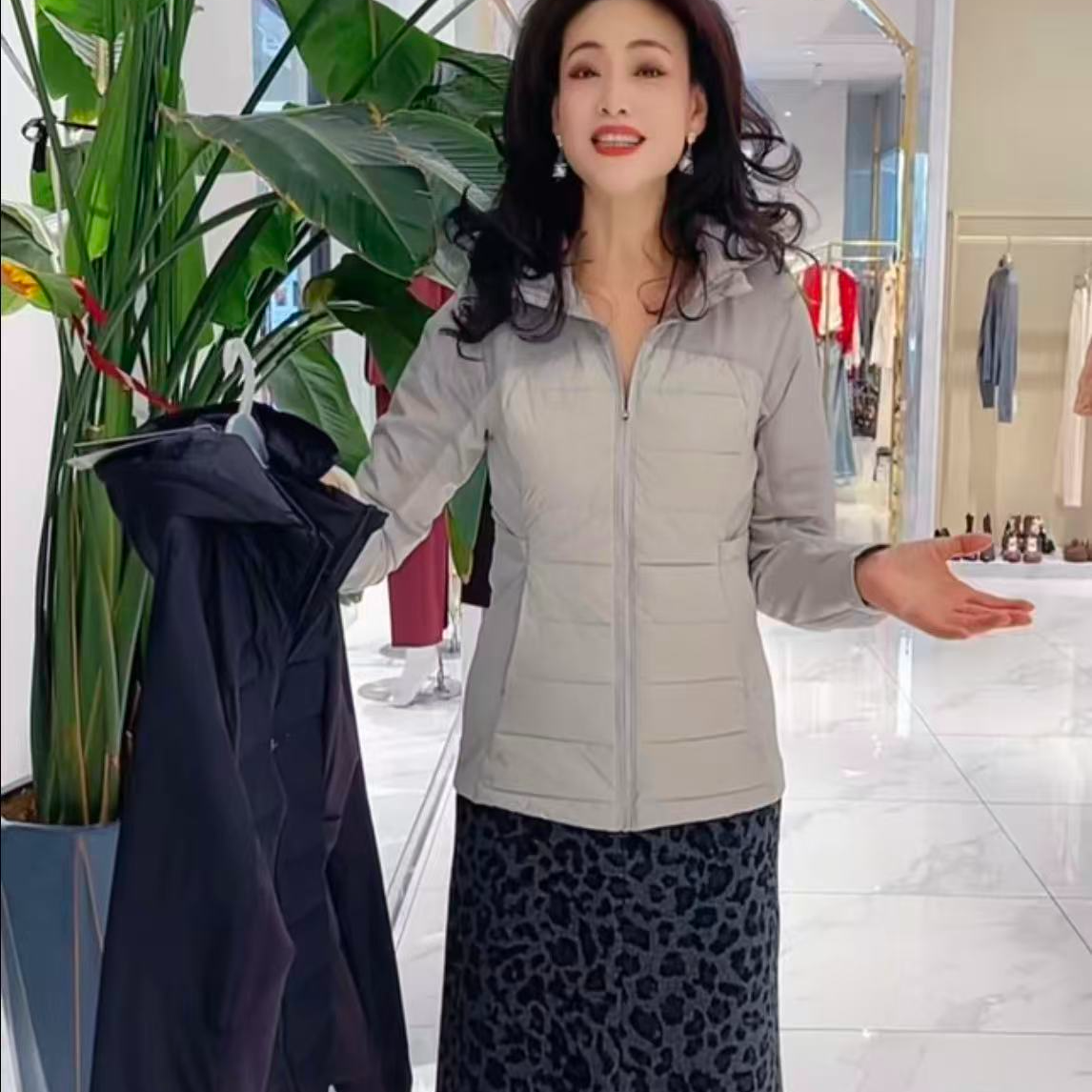 黑色收腰羽绒服     