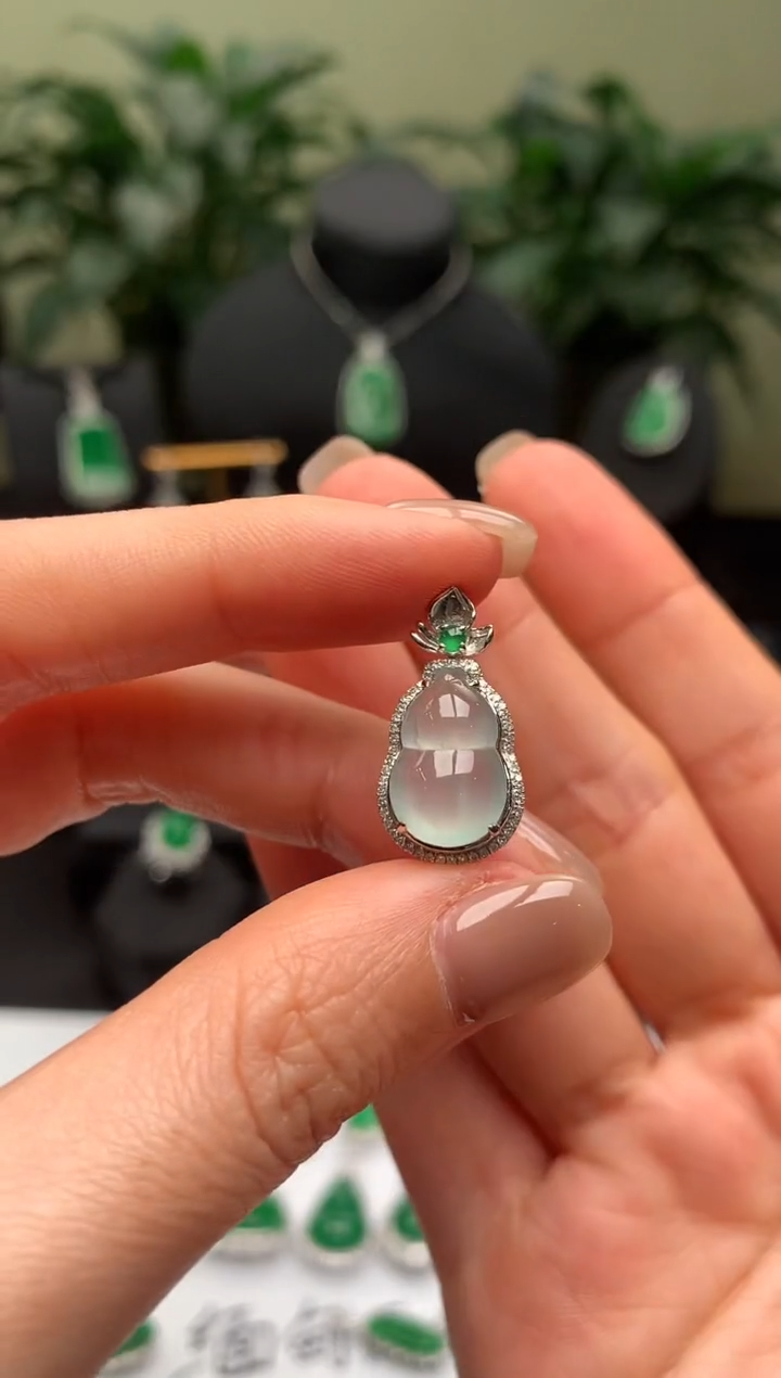 【闪购商品】翡翠颈饰18K金镶嵌冰葫芦