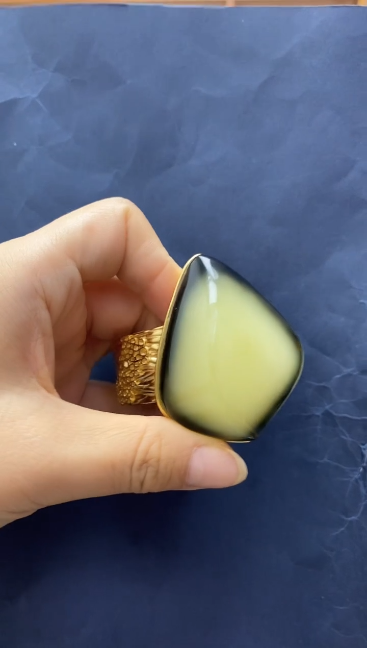 裸石琥珀未镶嵌手镯