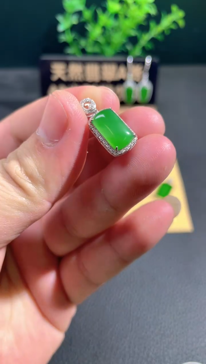 【闪购商品】翡翠颈饰18K金镶嵌翡翠