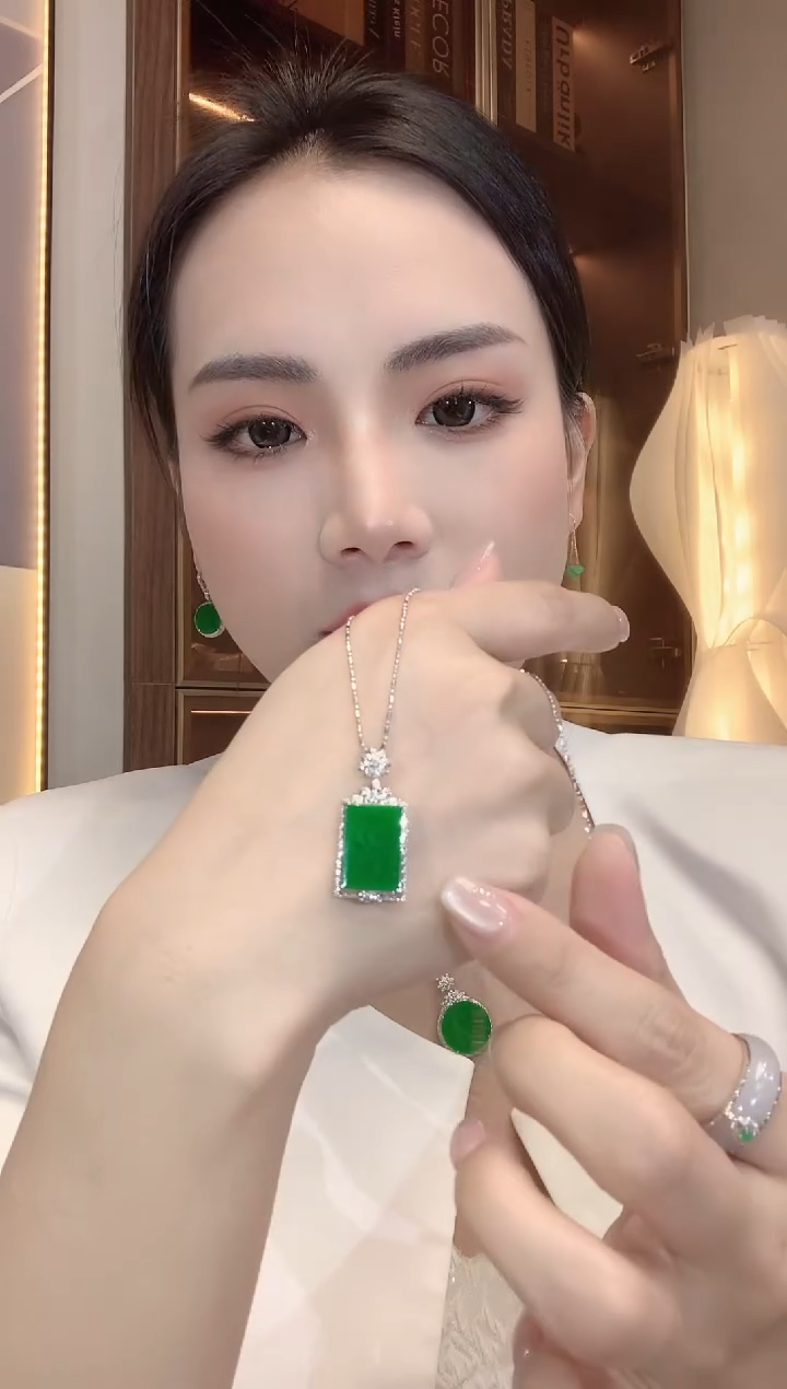 【闪购商品】翡翠18K金镶嵌吊坠(不含链)A40