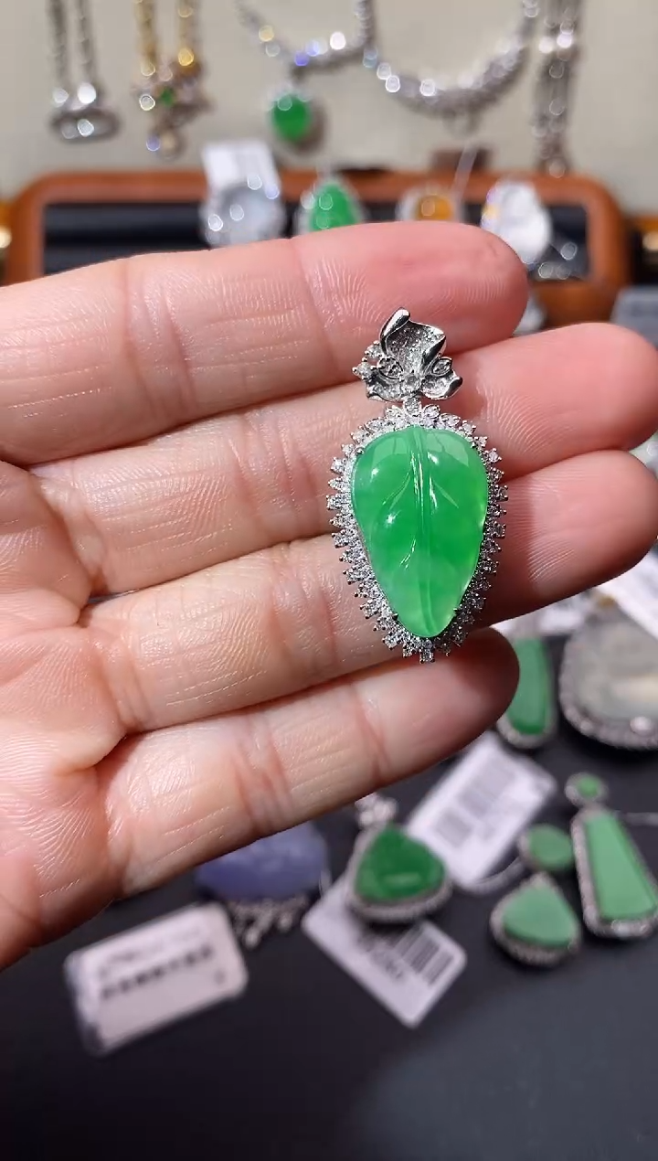 【闪购商品】翡翠颈饰18K金镶嵌吊坠