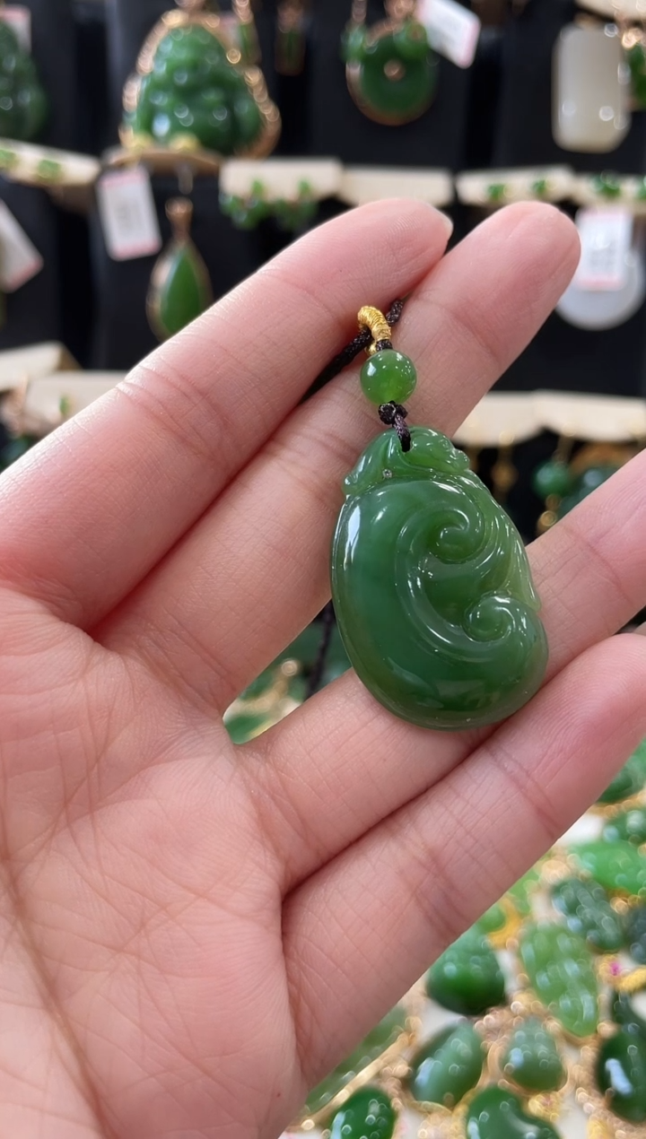 颈饰未镶嵌和田玉（碧玉）如意