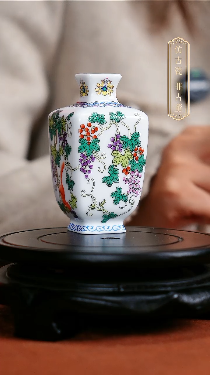 摆件陶皇窑文创松鼠葡萄四方瓶