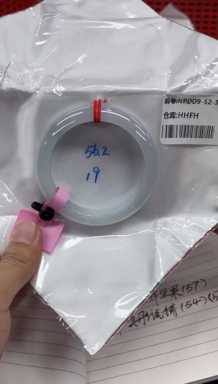 翡翠手镯未镶嵌翡翠手镯