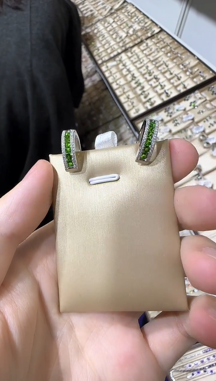 【闪购商品】透辉石耳扣银S925镶嵌1mm精致