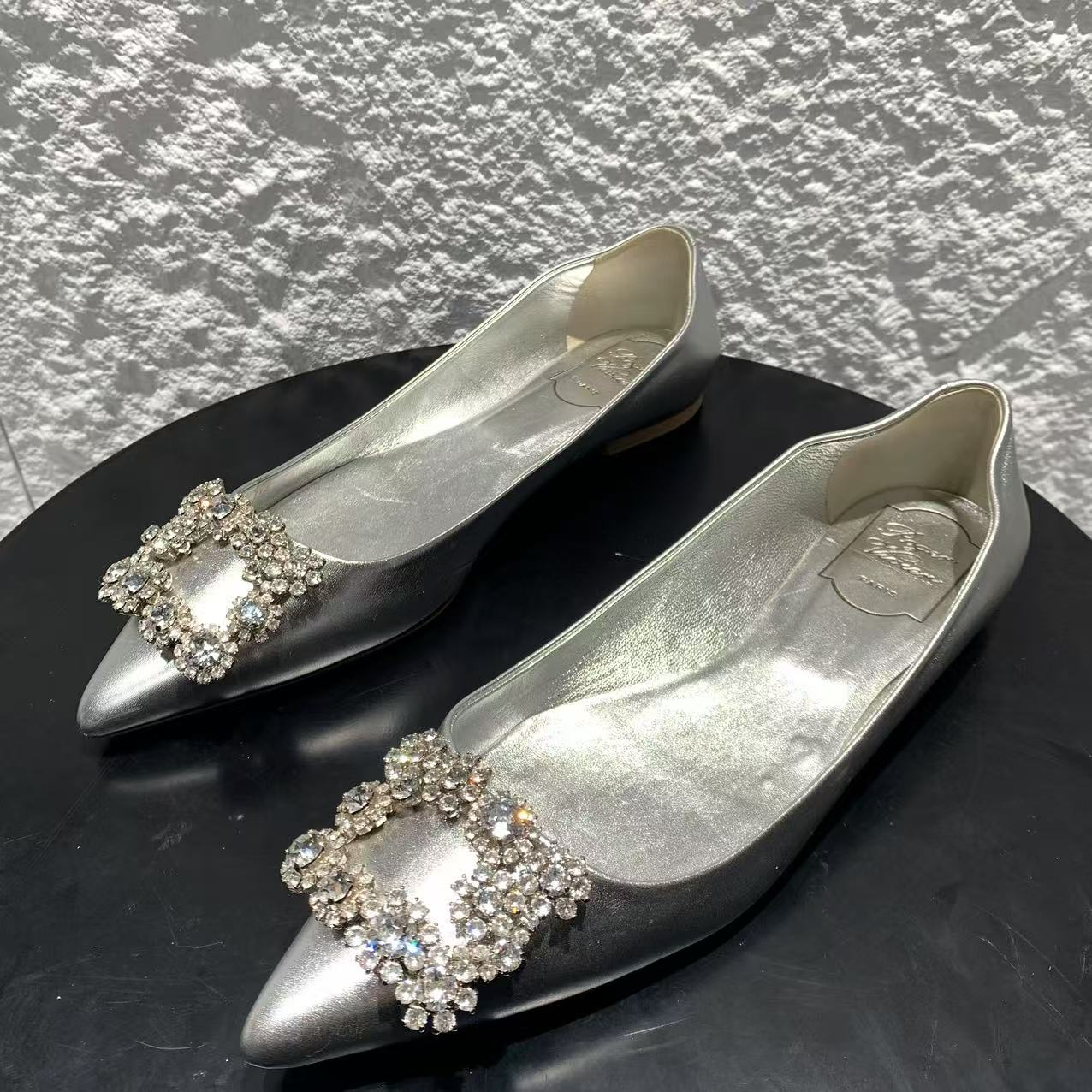 95新 Roger Vivier/罗杰·维威耶 37码/银色水钻平底单鞋   xxs840