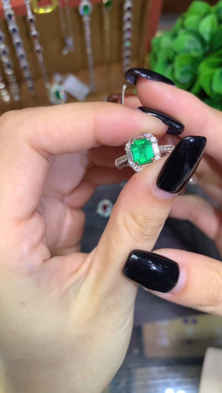 18K金镶嵌戒指祖母绿1.25CT