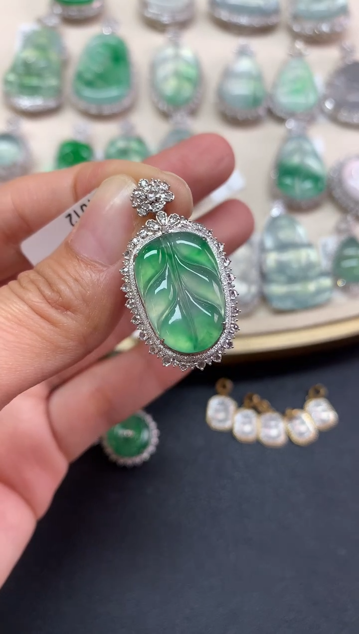 【闪购商品】翡翠吊坠(不含链)18K金镶嵌Q39|16800