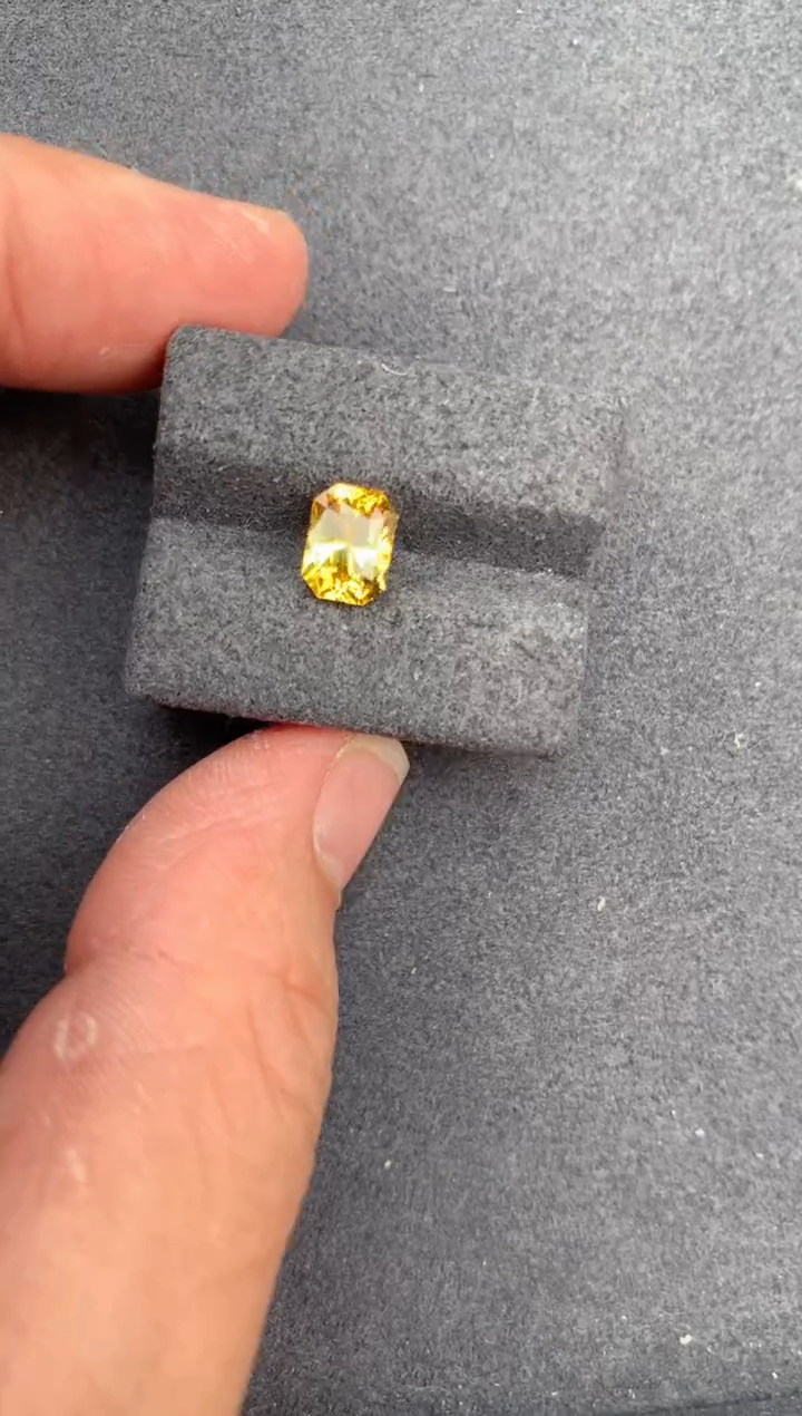 【闪购商品】彩色蓝宝石裸石未镶嵌1.5ct黄蓝宝