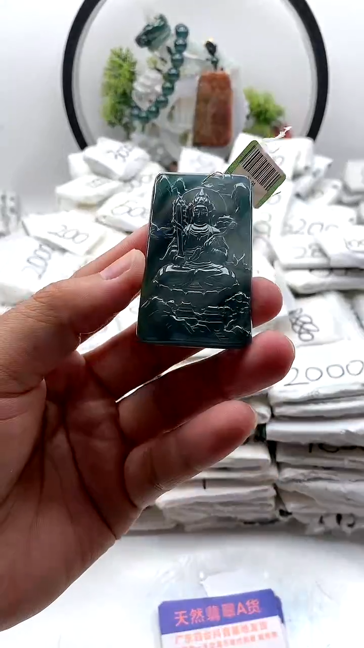 翡翠未镶嵌颈饰虚空藏