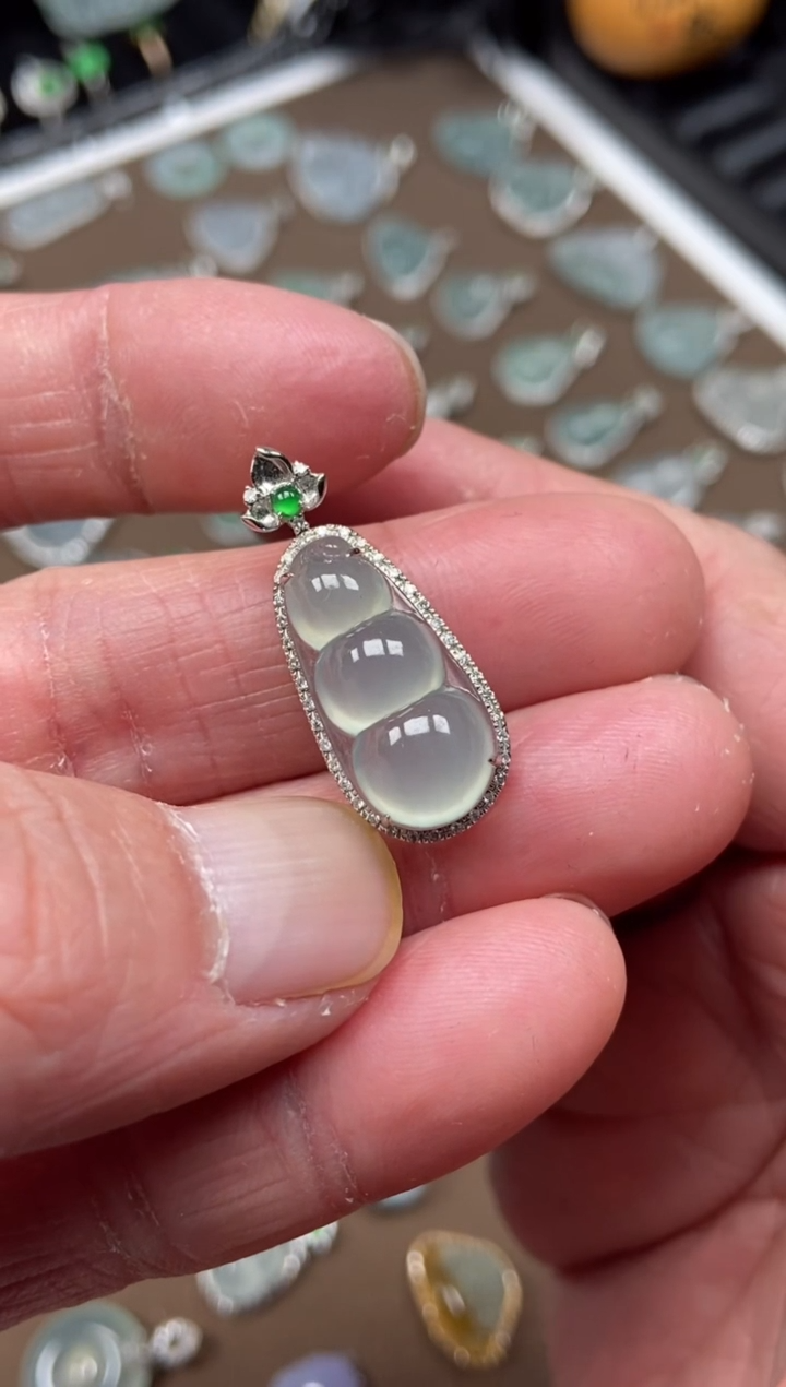 【闪购商品】翡翠吊坠(不含链)18K金镶嵌福豆