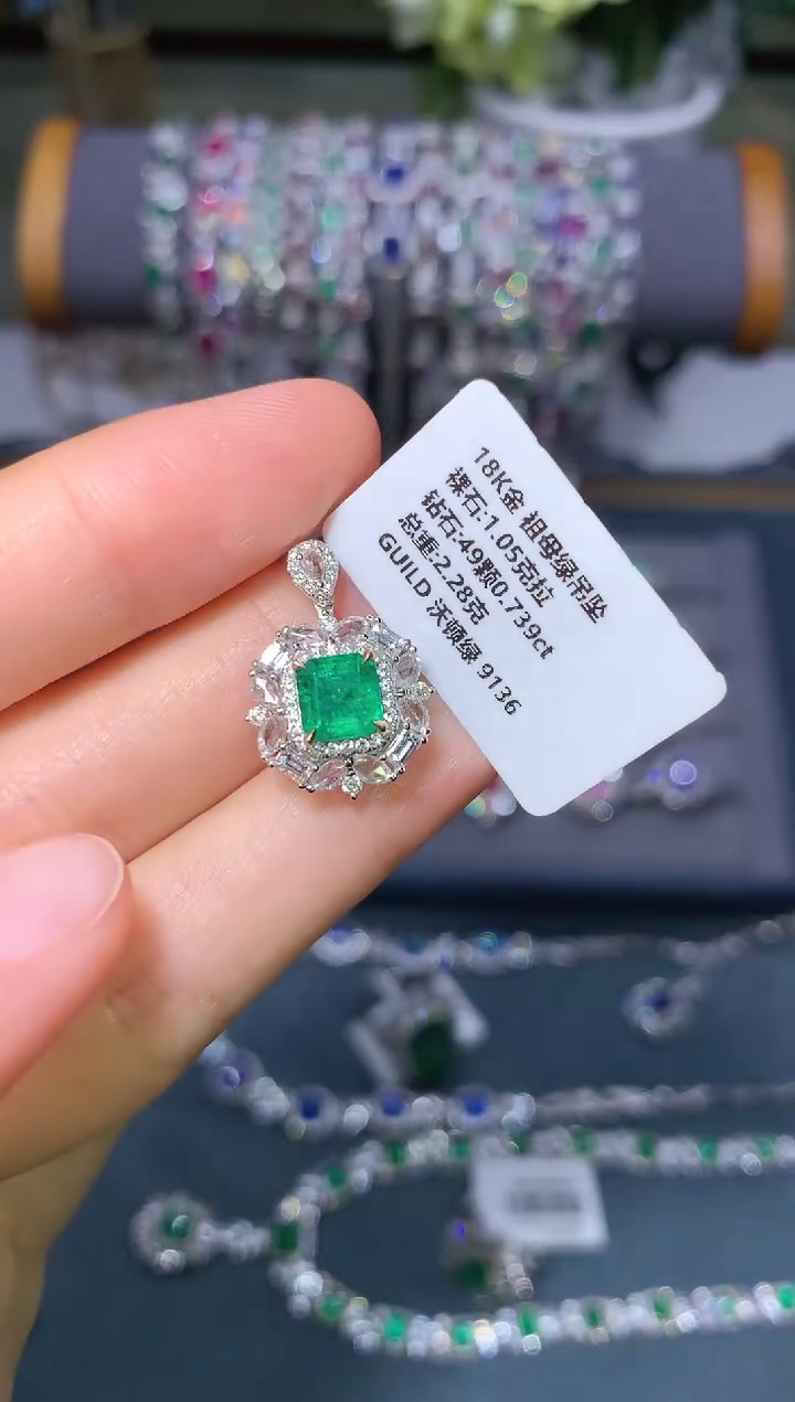 【闪购商品】祖母绿吊坠18K金镶嵌      