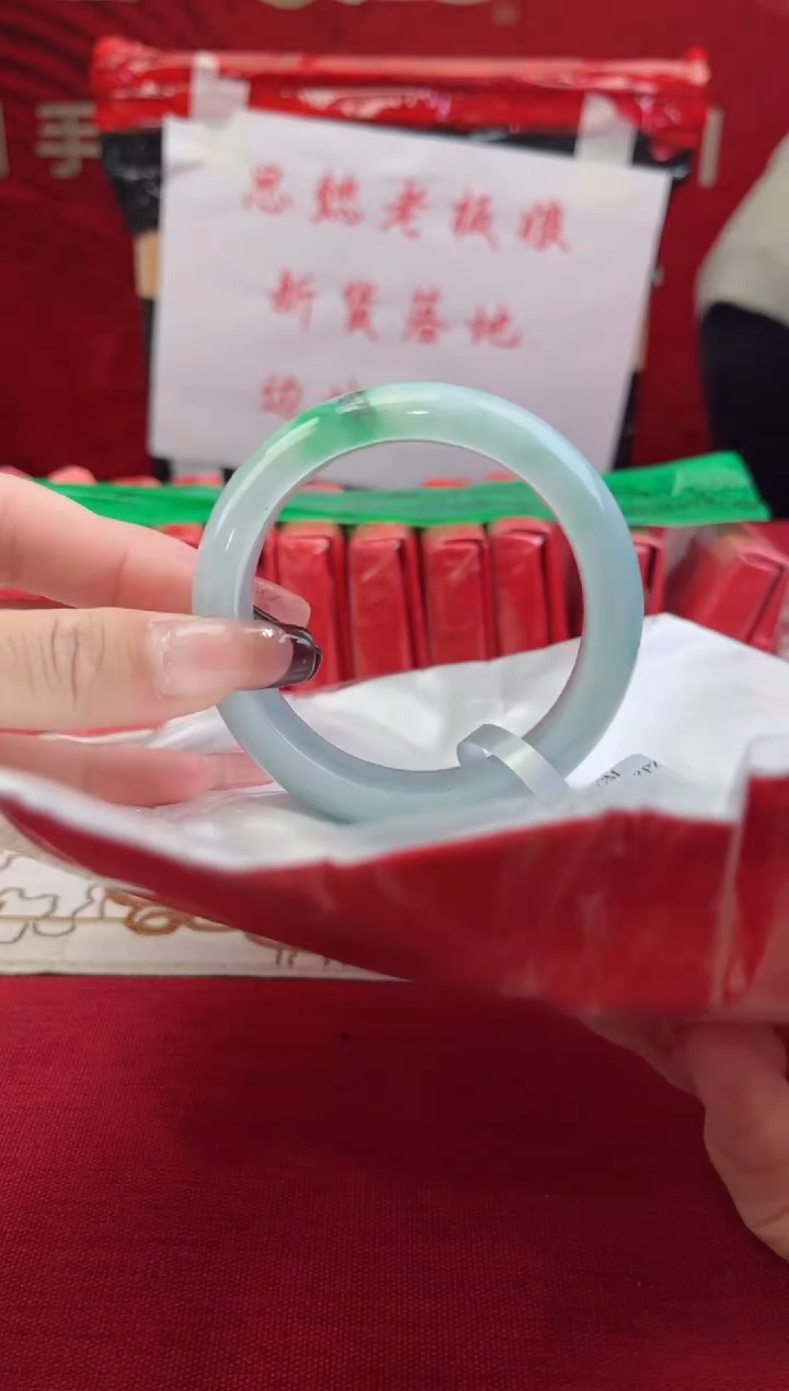 【闪购商品】翡翠手镯未镶嵌翡翠手镯(微瑕）