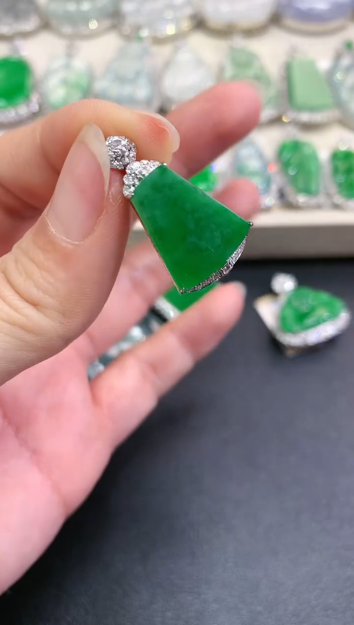 【闪购商品】翡翠颈饰18K金镶嵌C136