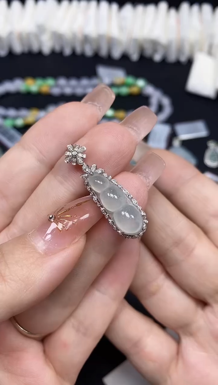 吊坠(不含链)18K金镶嵌翡翠豆子18K金扣镶嵌@@CMT