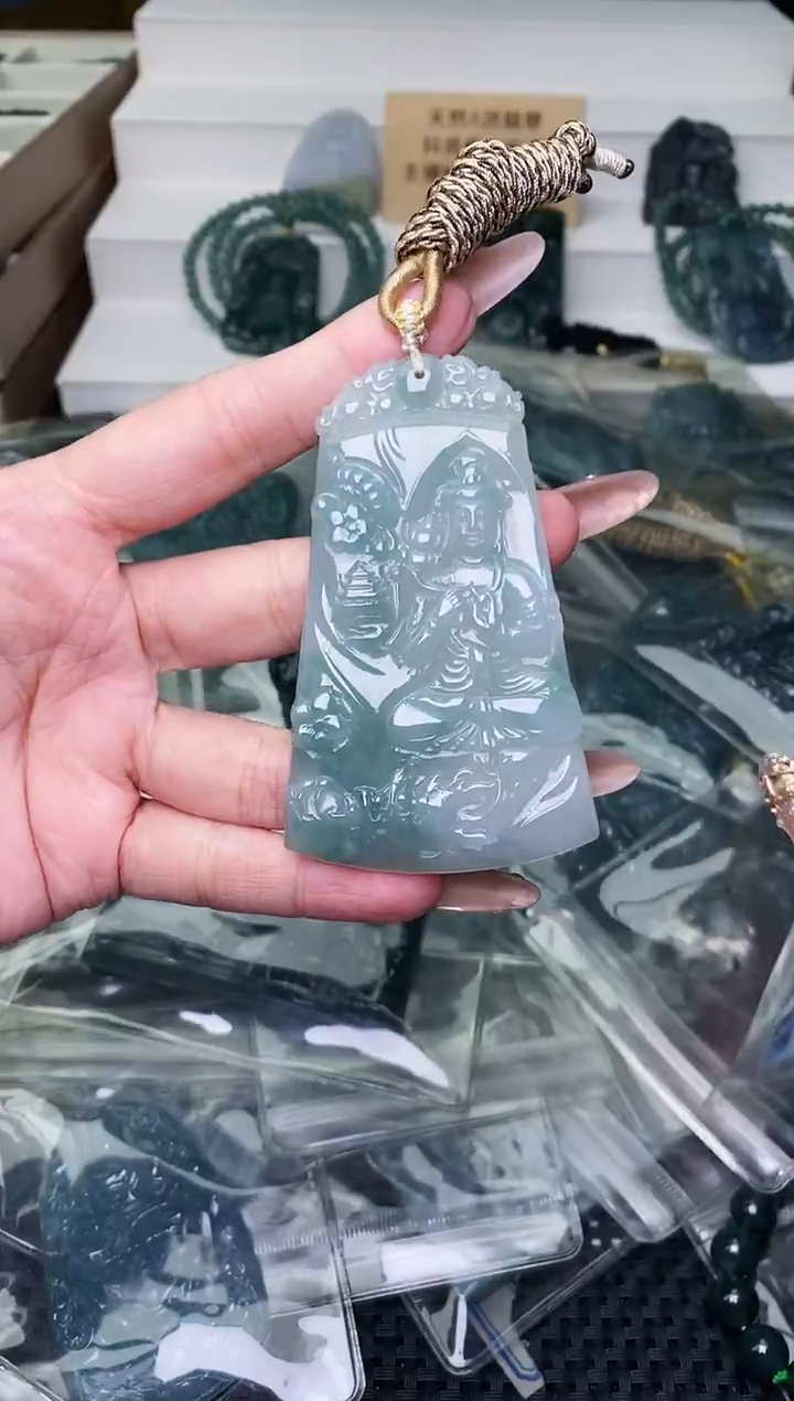 颈饰未镶嵌翡翠 