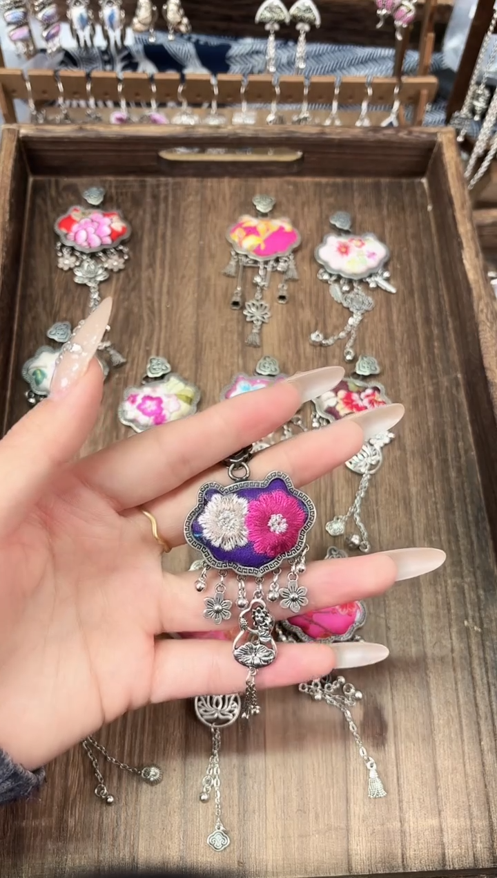 织绣鸭**呀民族风非遗老绣饰品308