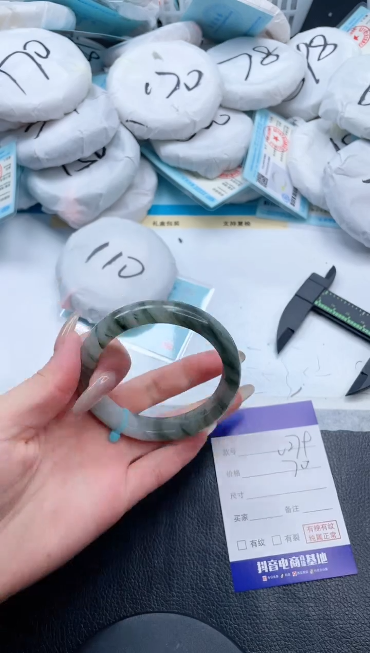 【闪购商品】石英质玉手镯未镶嵌8V279-56