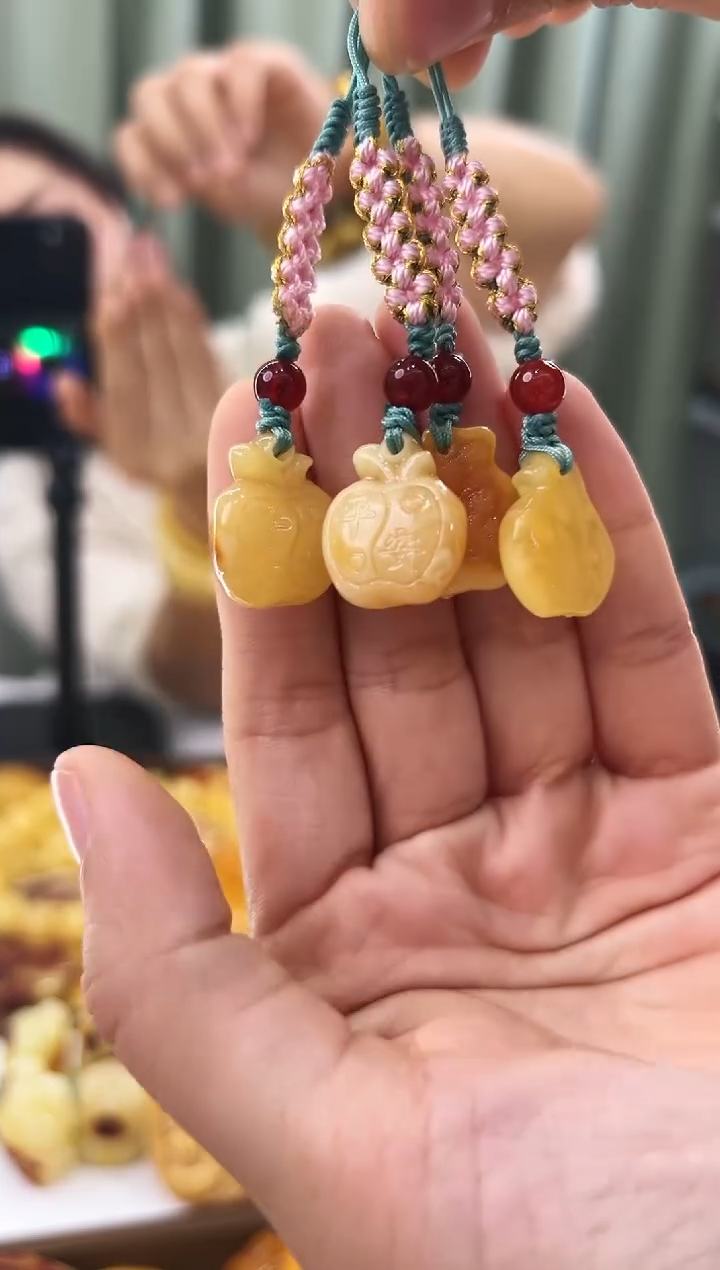 【闪购商品】蜜蜡手链未镶嵌蜜蜡手机挂多样性发其中一件