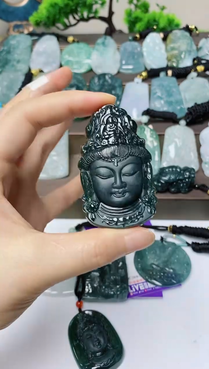 翡翠未镶嵌颈饰           