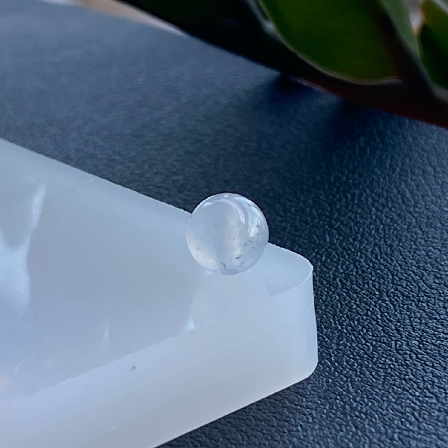 缅甸天然a货翡翠卡6.2mm冰白带乌鸡飘花支持七天无理由