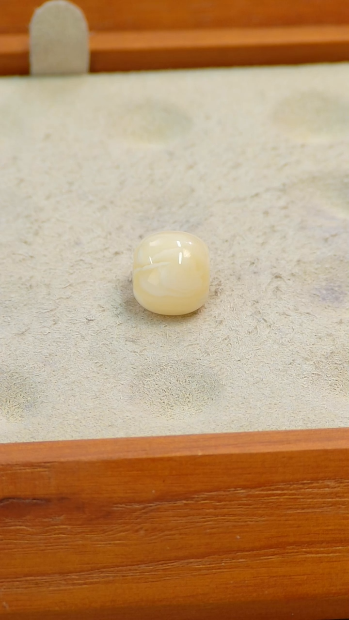 【闪购商品】蜜蜡裸石未镶嵌俄料微瑕10.7*9.4M0.691克