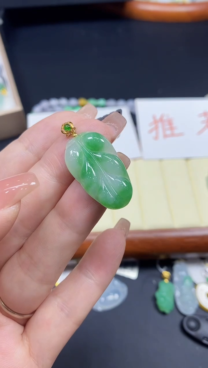 吊坠(不含链)18K金镶嵌翡翠叶子18K金扣镶嵌@@CMT