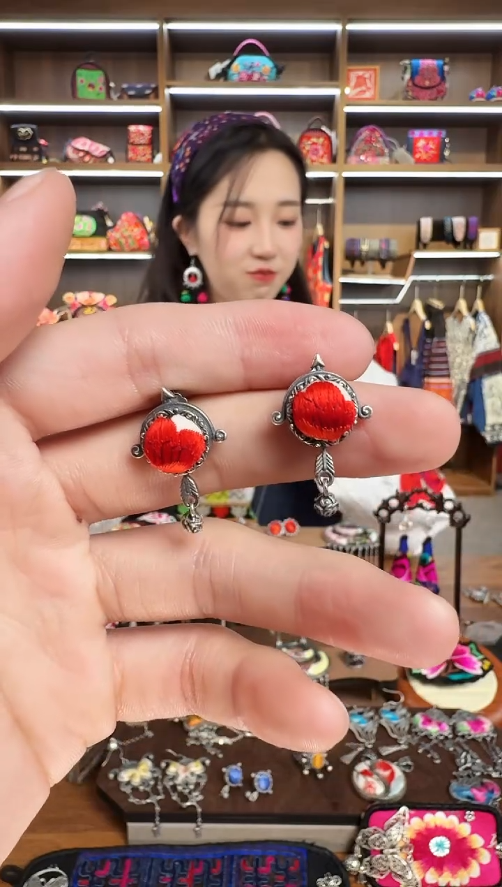 【闪购商品】织绣127蒙阿苏苗绣传承