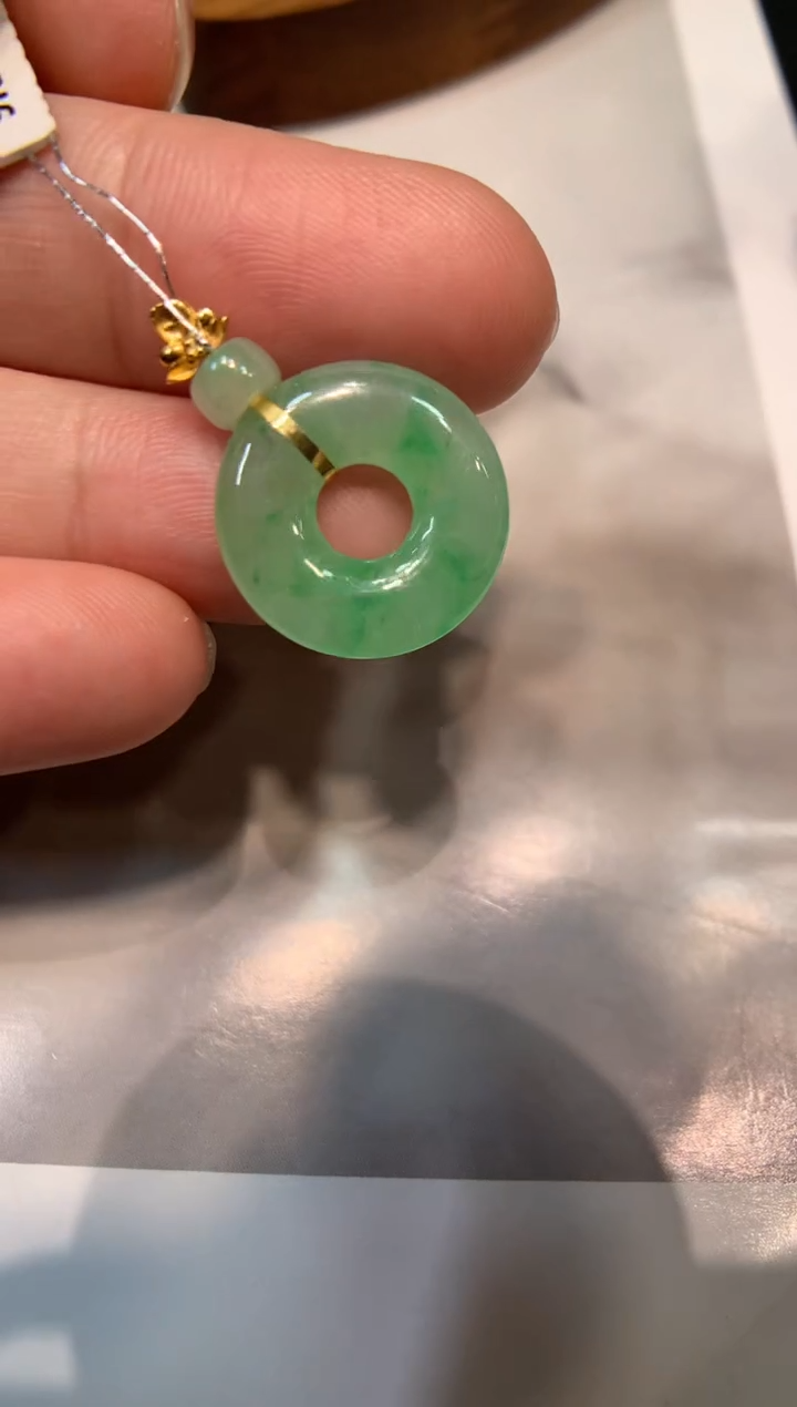颈饰18K金镶嵌翡翠甜甜圈 