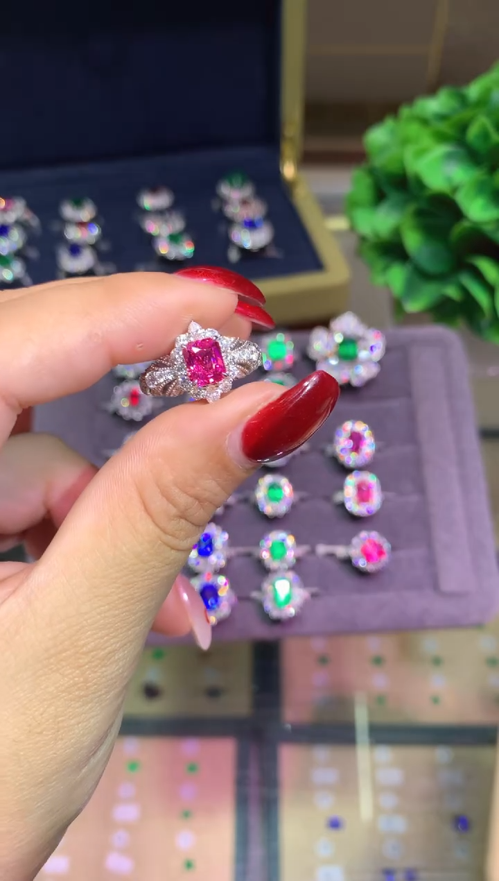 18K金镶嵌戒指尖晶石1.62ct