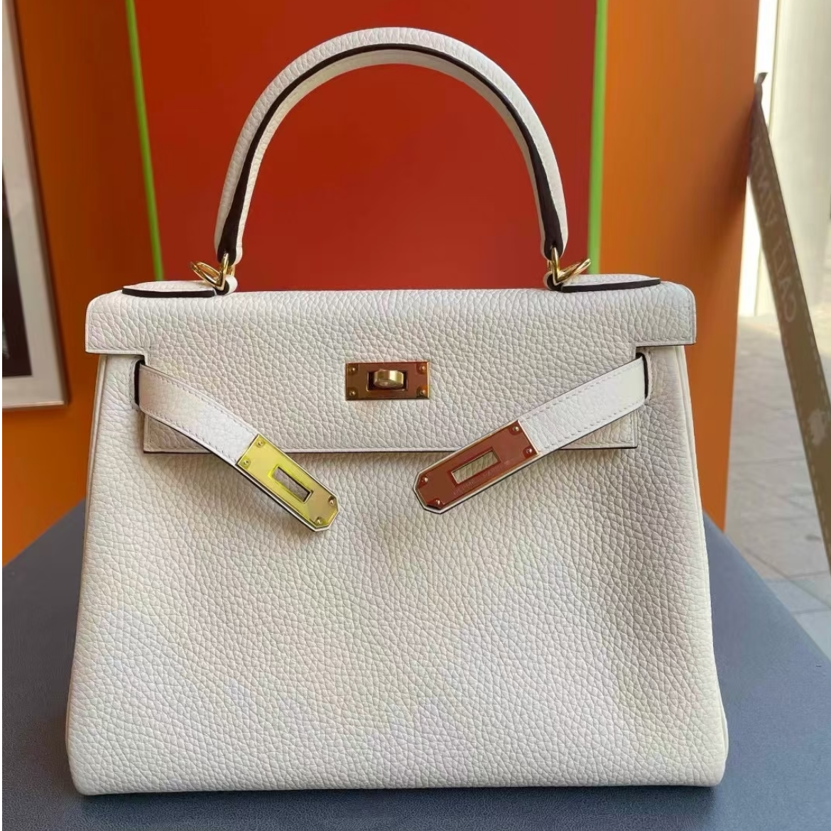 99新 Hermes/爱马仕 kelly28单肩包/奶油白U刻/251123YHPYHP01