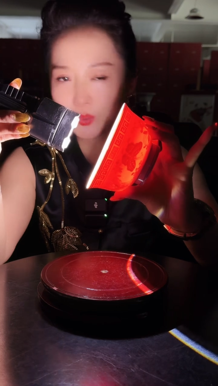 陶瓷红稀土回字纹蝴蝶碗