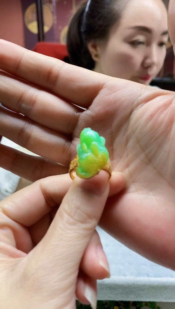 颈饰未镶嵌翡翠戒指