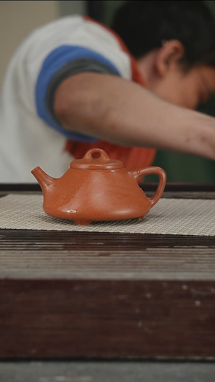茶壶紫砂高工制，带证180CC107号