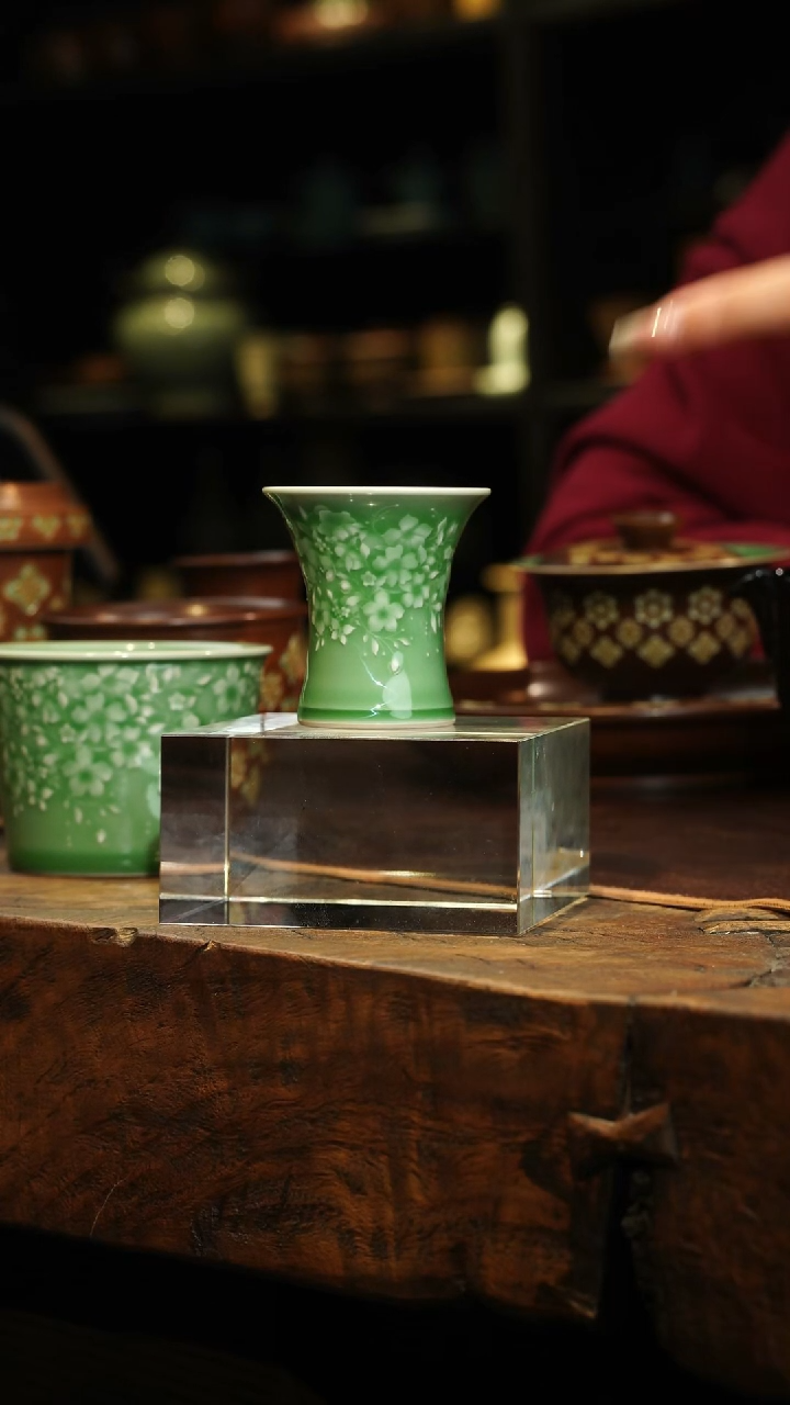 【闪购商品】瓷片李斌 梅子青 繁花束腰杯