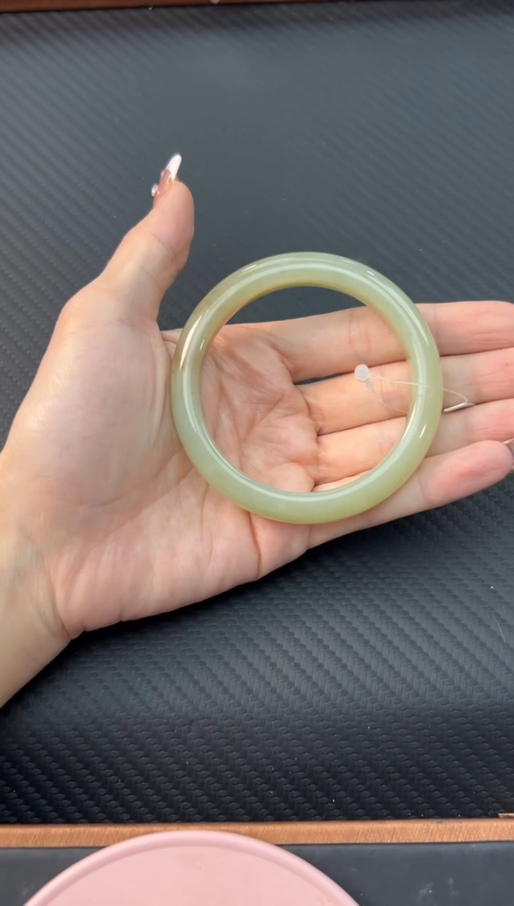 【闪购商品】和田玉手镯未镶嵌且末微色差近矿57手镯