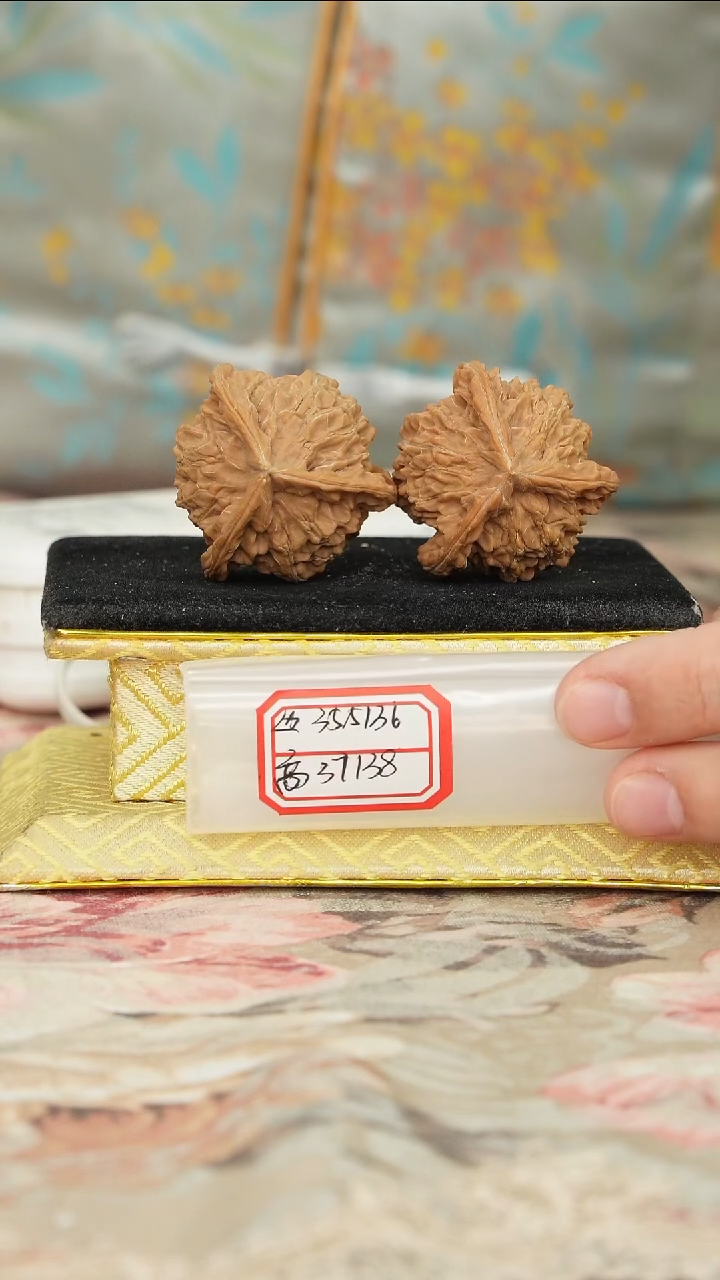 【闪购商品】文玩核桃把件盘山三棱