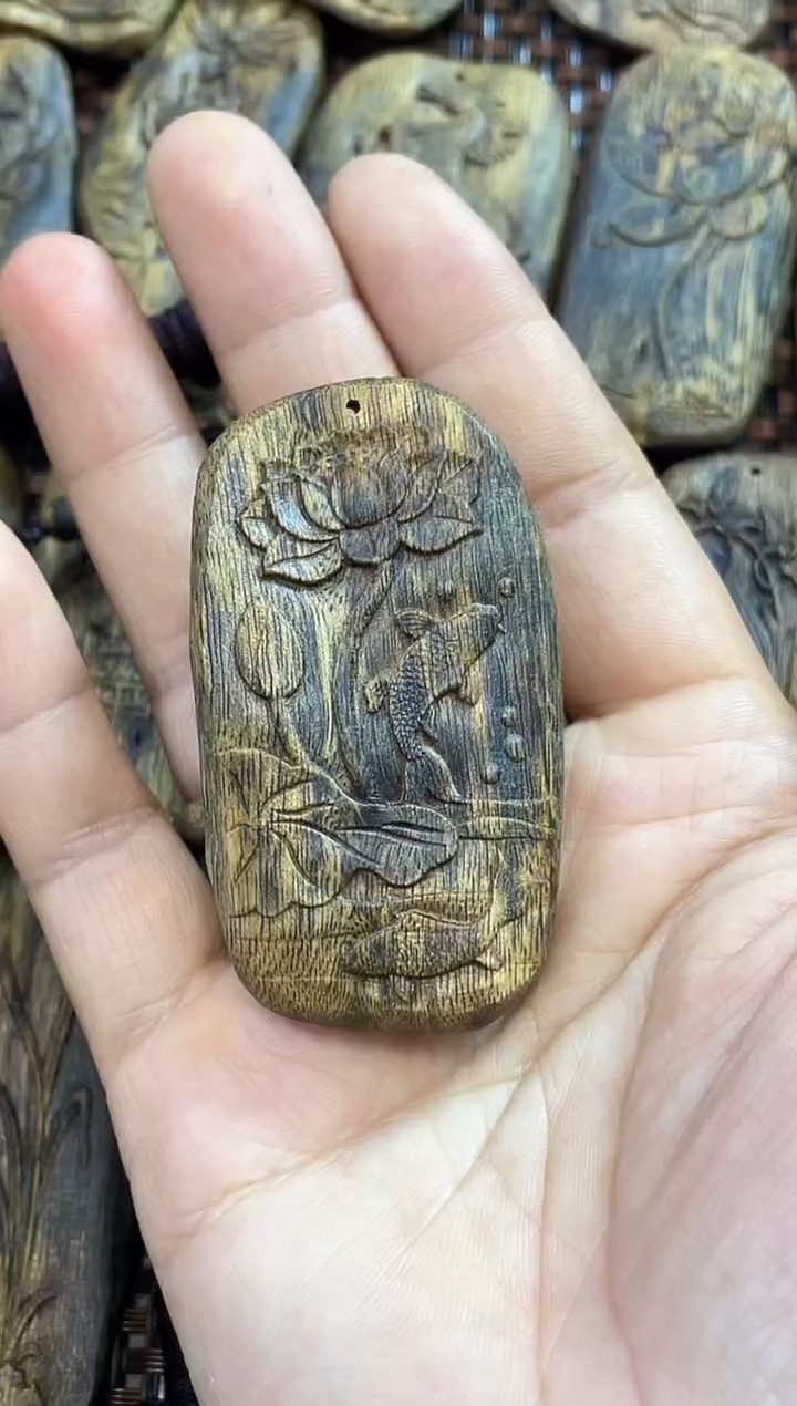 沉香吊坠奇楠沉香高油荷花锦鲤雕刻牌挂坠