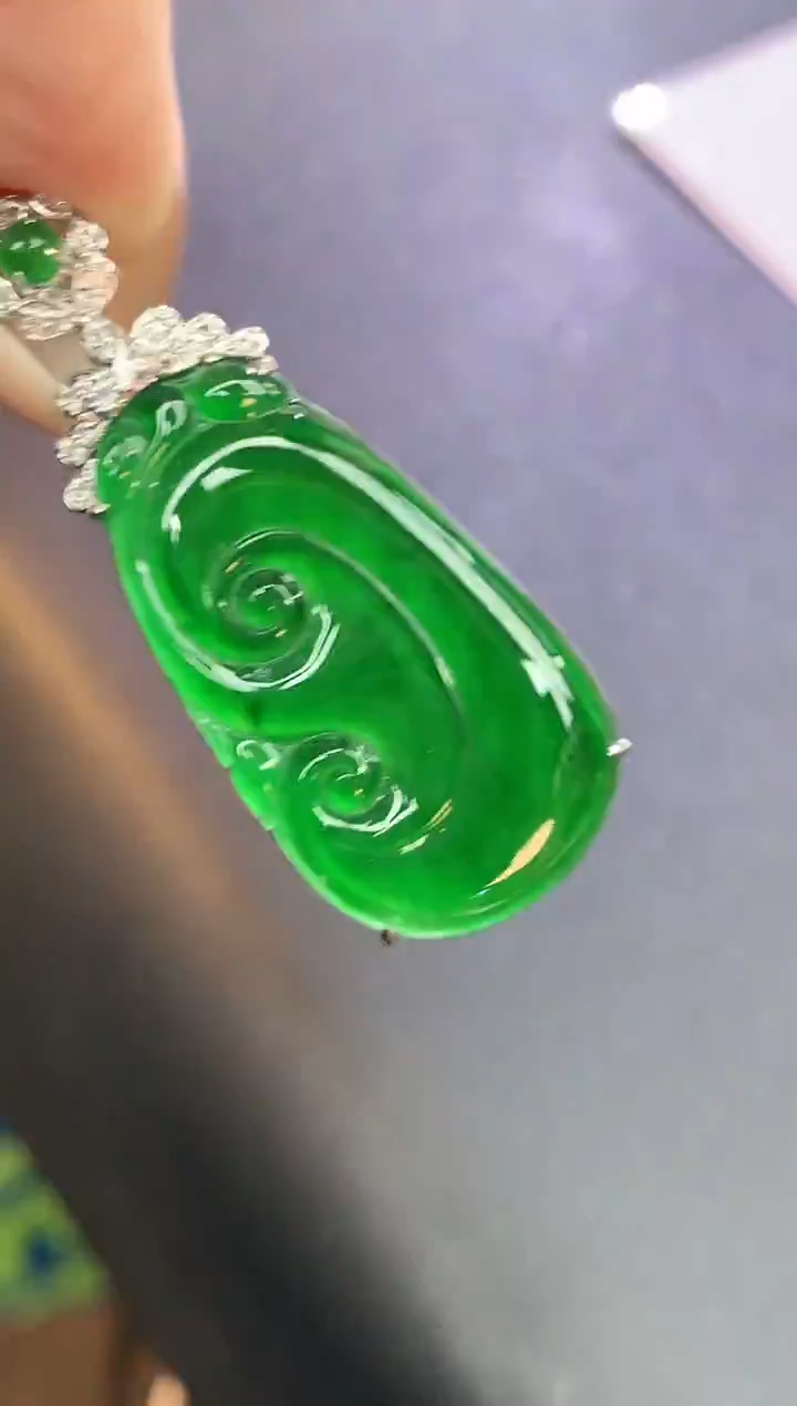 颈饰18K金镶嵌翡翠赠礼盒 麦麦