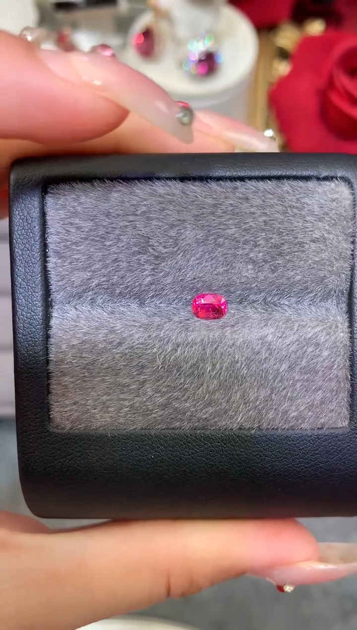 未镶嵌裸石定制尖晶石枕型 绝地武士 0.56ct